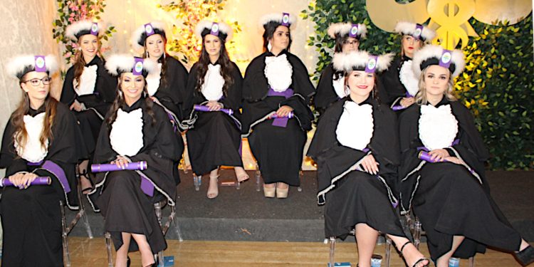 Novas pedagogas colam grau na URI