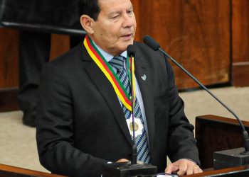 Republicanos oficializa Hamilton Mourão como candidato ao Senado