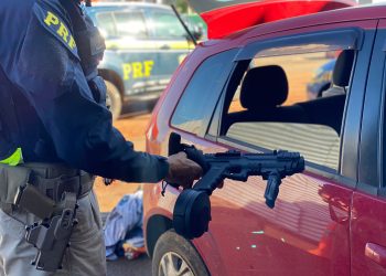 Passo Fundo: PRF prende casal com pistola adulterada para disparar rajadas