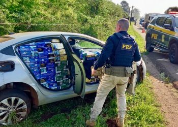 Passo Fundo: PRF prende contrabandista após perseguição a carro carregado de cigarros paraguaios