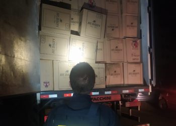 Dois caminhões com quase um milhão de maços de cigarro são apreendidos pela PRF no Norte do RS