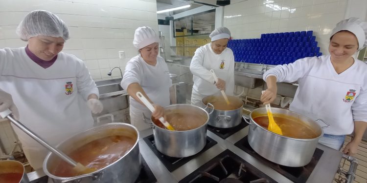 Erechim: Mais de 200 mil refeições são servidas por mês nas Escolas Municipais
