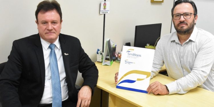 Vereador Claudemir de Araújo se reúne com o presidente do Sindilojas Alto Uruguai