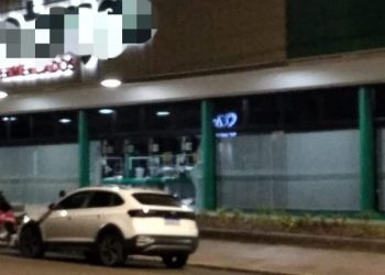 Criminosos fazem família refém e tentam roubar cofre de supermercado no interior do Estado
