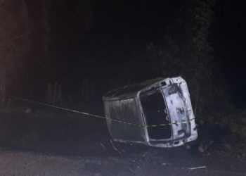 Veículo pega fogo após motorista desviar de animal e capotar em Erebango