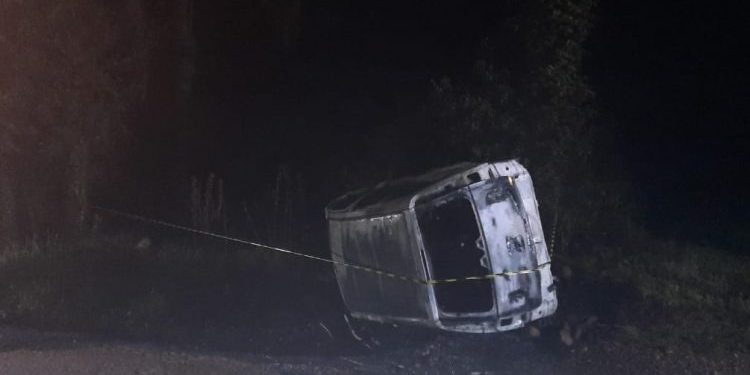 Veículo pega fogo após motorista desviar de animal e capotar em Erebango