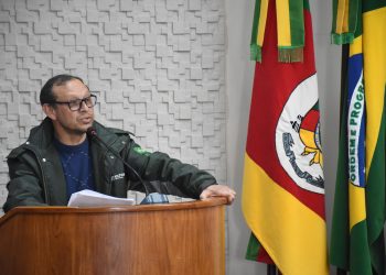 Vereador Serginho solicita melhorias em passeio e troca de abrigo de parada de ônibus em frente à UBS do Bairro Progresso