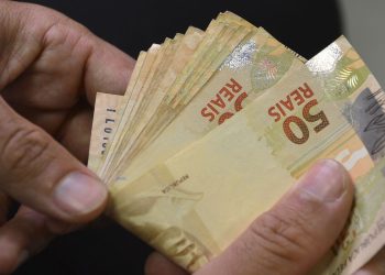 Taxa média de juros cai em agosto, mas segue tendência de alta