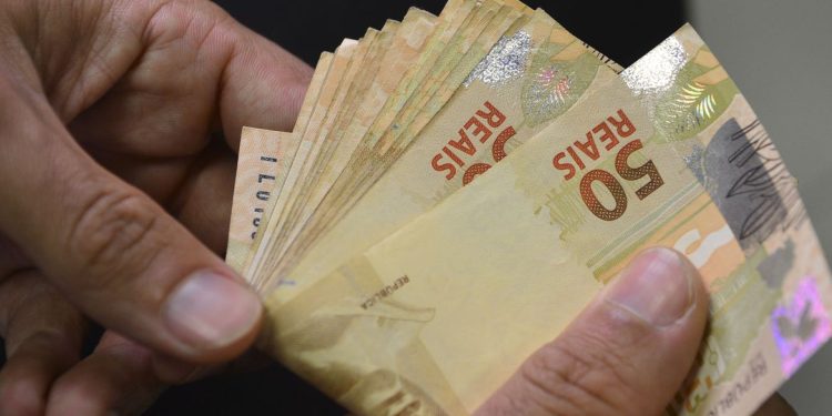 Taxa média de juros cai em agosto, mas segue tendência de alta