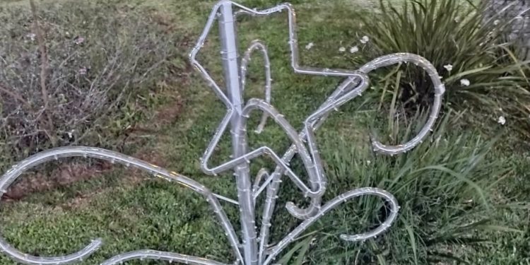 Vândalos danificam e furtam decoração de natal no centro de Erechim