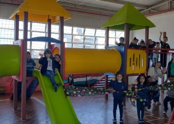 Escolas Municipais recebem brinquedos coletivos na Semana da Criança