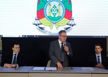 Governador anuncia pagamento antecipado do 13º salário aos servidores estaduais