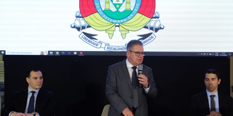Governador anuncia pagamento antecipado do 13º salário aos servidores estaduais
