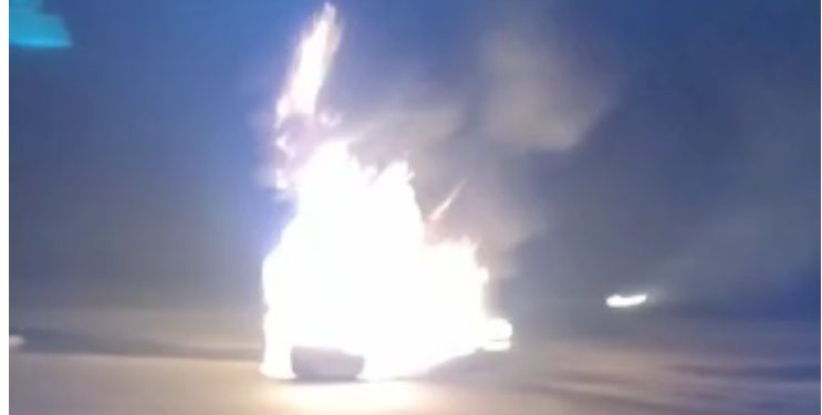 Manifestantes estão reunidos no entroncamento da BR 153 e ERS 135 em Erechim