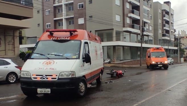 Motociclista fica ferida após acidente na Rua Maranhão em Erechim