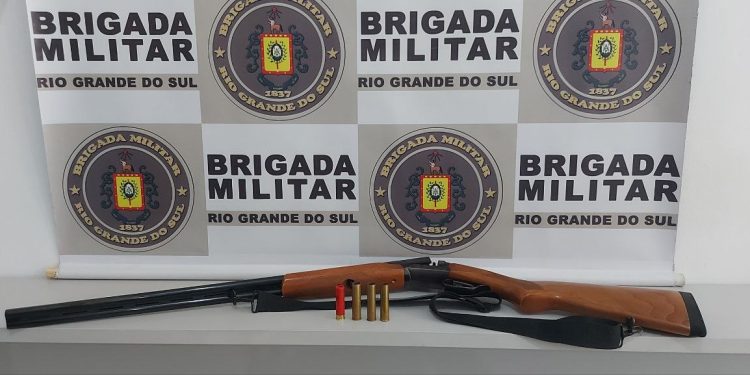 Homem é preso com espingarda em frente a local de votação em Benjamin Constant do Sul