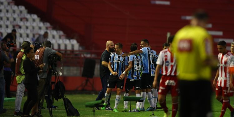 Grêmio faz 3 a 0 no Náutico e confirma retorno à Série A do futebol brasileiro