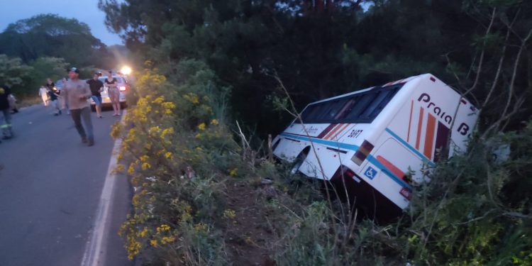 Ônibus que saiu de Erechim tomba na RS 331