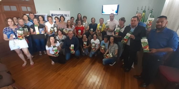 Agricultoras da Associação de Mulheres Rurais de Erechim receberam kit com sementes que será distribuído para 42 comunidades rurais do município