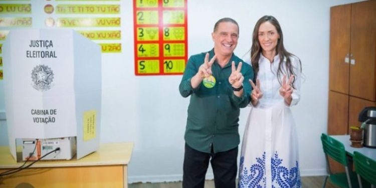 Onyx Lorenzoni vota em Porto Alegre e fala em campanha “linda e limpa”