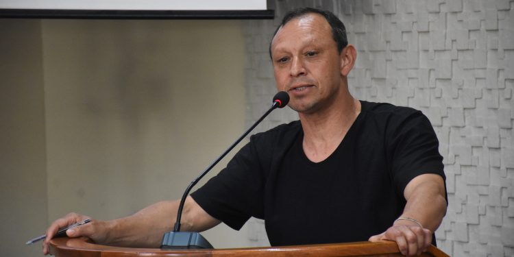 Vereador Serginho solicita à Prefeitura o conserto de vias públicas do município