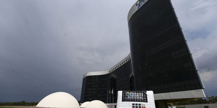 Candidatos no 2° turno podem retomar campanha na rua às 17h de hoje