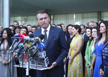Bolsonaro recebe deputados federais reeleitos no Palácio da Alvorada