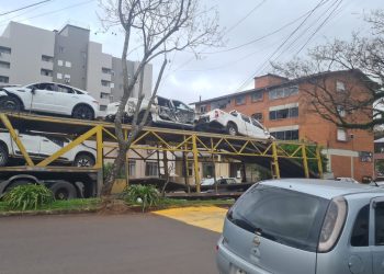 Cegonheira rompe cabos e interrompe trânsito no centro de Erechim