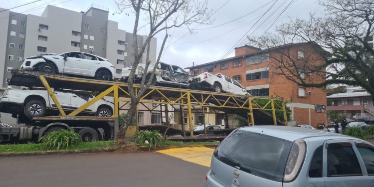 Cegonheira rompe cabos e interrompe trânsito no centro de Erechim