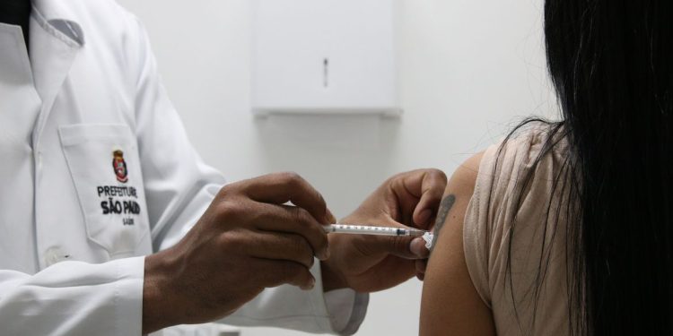 Covid-19: dose de reforço de vacina diferente protege mais, diz estudo