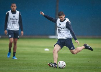 Plantel gremista realiza treino focado em velocidade e troca de passes