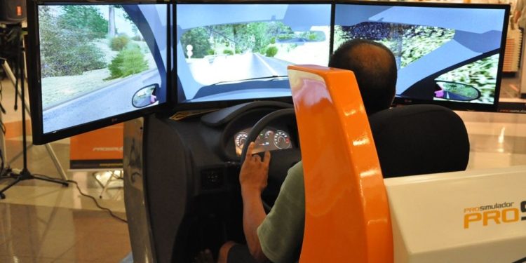 Simulador será opcional nas autoescolas gaúchas a partir de segunda-feira, barateando em quase 380 reais o custo da carteira de motorista