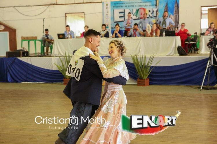 Dupla do CTG Sentinela da Querência de Erechim é vencedora da Dança de Salão do ENART 2022