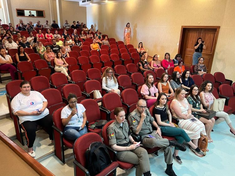 Combate à violência contra as mulheres é tema de encontro promovido pela Assistência Social
