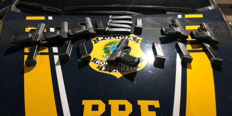 PRF prende advogado transportando 6 pistolas escondidas em veículo