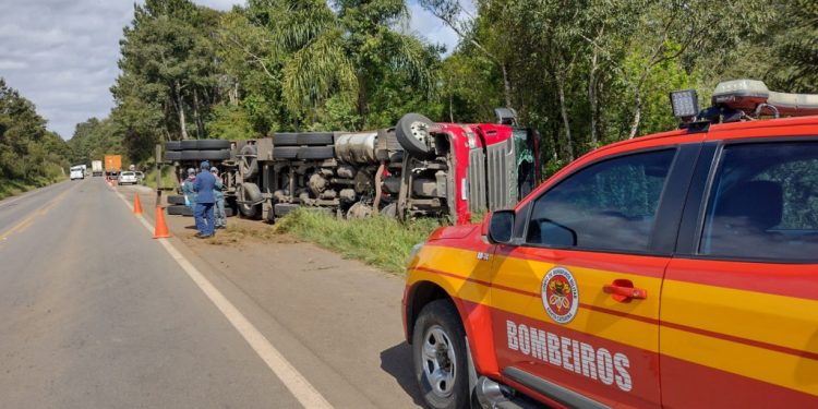 Caminhão do RS se envolve em acidente com morte e feridos no Oeste de SC