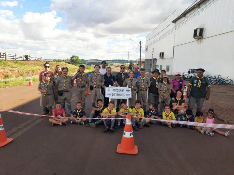 Grupo Rosa dos Ventos realiza atividade para Lobinhos e Escoteiros