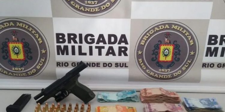 Brigada Militar recupera veículo furtado e apreende arma de fogo em Erechim
