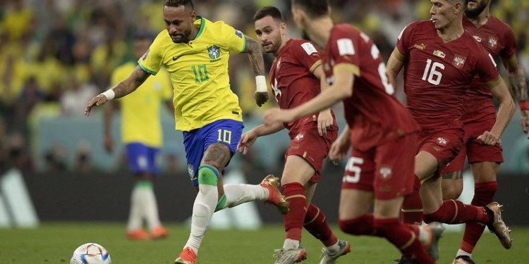 Neymar e Danilo não jogam mais pela Seleção Brasileira na primeira fase da Copa do Mundo