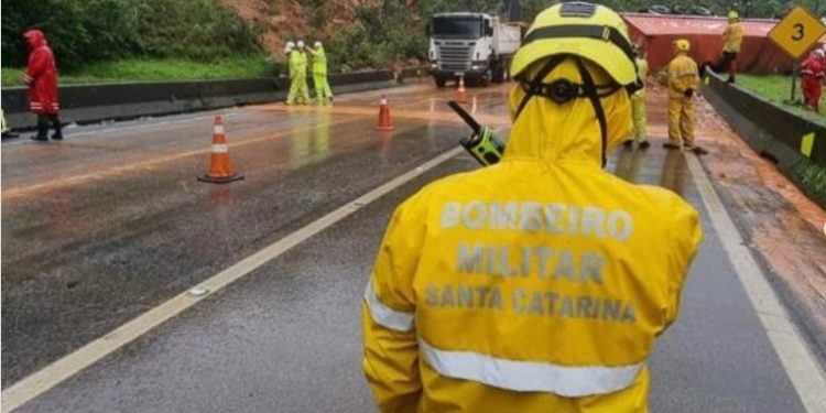 Chuva dificulta resgate na BR-376, Defesa Civil alerta para novo desabamento