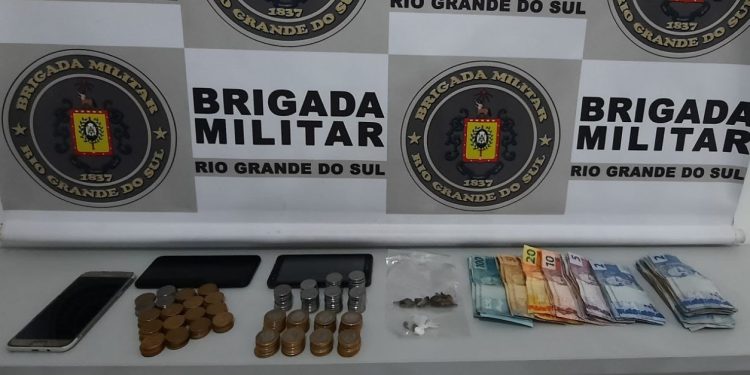 Homem é preso com maconha, celulares e dinheiro no bairro São Vicente de Paulo em Erechim