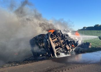 Caminhoneiro que ficou gravemente ferido após carreta tombar e pegar fogo na ERS 135 será transferido para Porto Alegre
