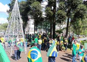 Manifestantes voltam a se reunir na Praça da Bandeira em Erechim