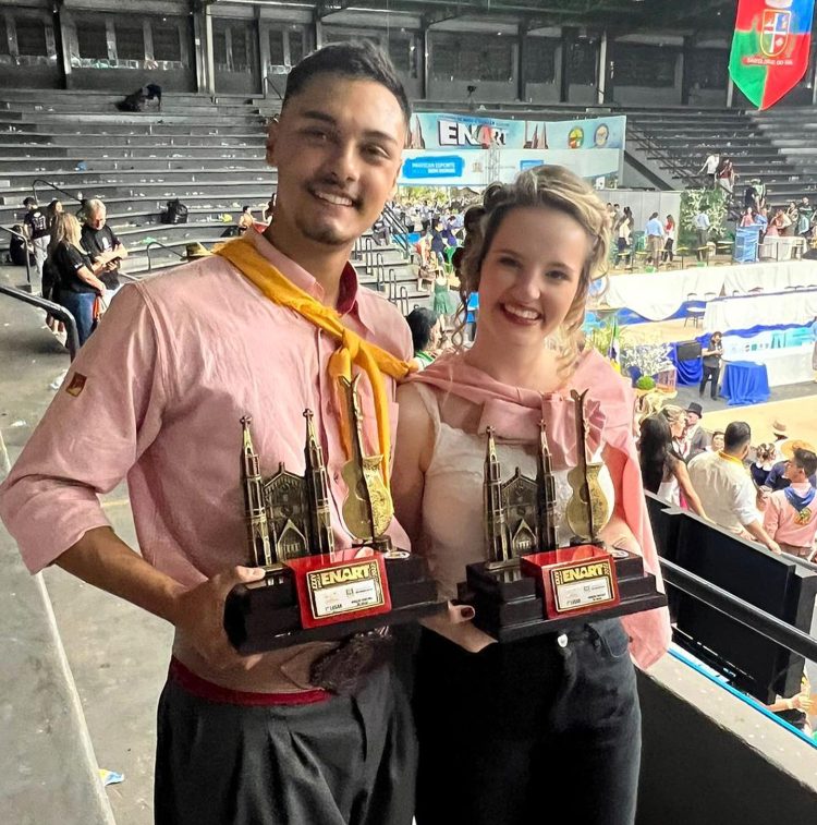 Dupla do CTG Sentinela da Querência de Erechim é vencedora da Dança de Salão do ENART 2022