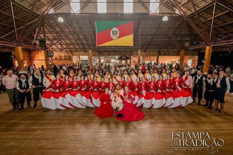 Dupla do CTG Sentinela da Querência de Erechim é vencedora da Dança de Salão do ENART 2022
