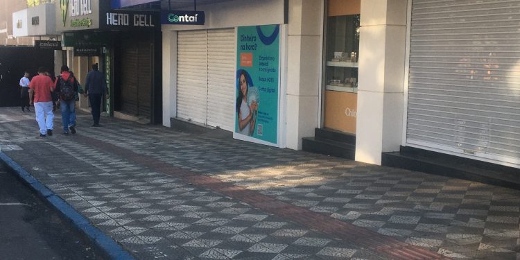Maioria das lojas não aderiu a abertura do comércio neste domingo
