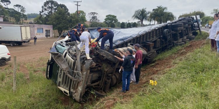Caminhoneiro fica ferido em acidente na ERS 135 em Sertão