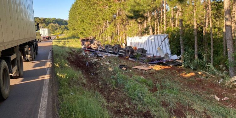 Carreta carregada tomba na ERS 135 em Sertão
