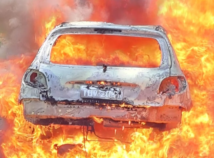 Veículo de Erechim é destruído por incêndio próximo da BR-153 em SC