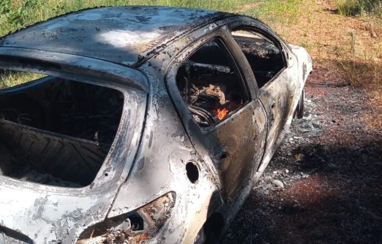 Veículo de Erechim é destruído por incêndio próximo da BR-153 em SC